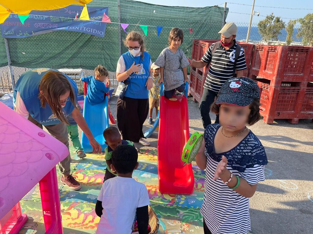 Sprachzeugnisse und Spielplatz: der Sommer von Sant'Egidio bei den Flüchtlingen auf Lesbos wird fortgesetzt
